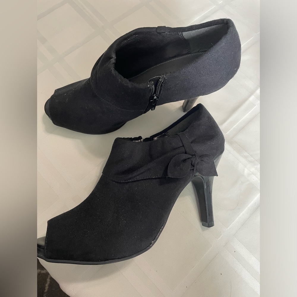 Black suede heels with bow